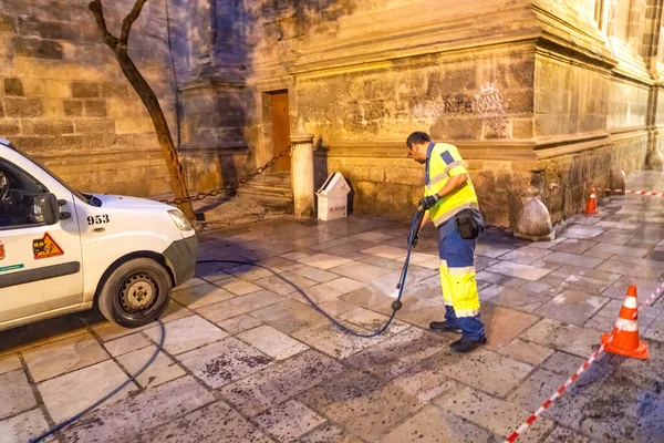 Granada Spanien April 2023 Streetworker Putzt Nachts Die Straßen — Stockfoto