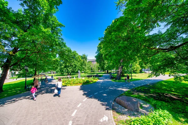 Riga Lotyšsko Července 2017 Městský Park Riga Slunečného Letního Dne — Stock fotografie