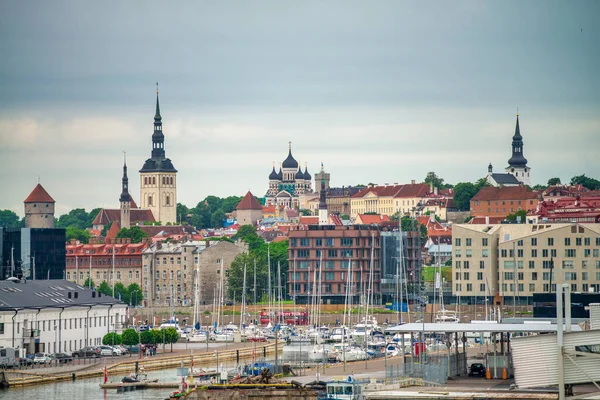 Tallinn Estland Juli 2017 Die Skyline Von Tallinn Einem Bewölkten — Stockfoto