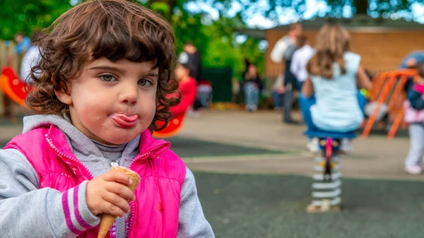 Szczęśliwe Dzieci Wakacjach Parku Miejskim — Zdjęcie stockowe