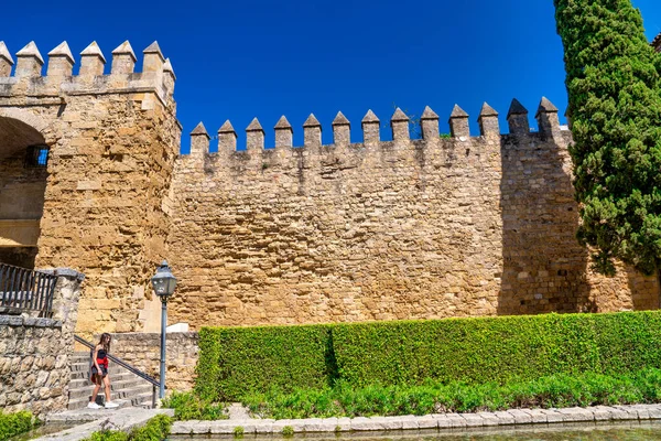 Une Jeune Fille Long Des Anciens Murs Cordoue Espagne — Photo