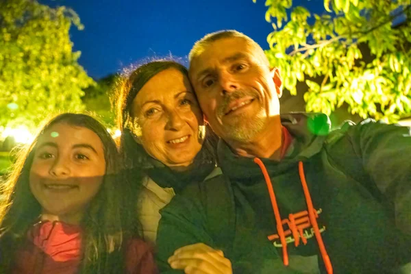 Een Gelukkig Gezin Neemt Selfies Outdoor Nachts — Stockfoto