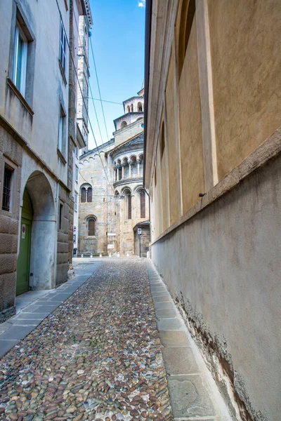 Bergamo Alta Nın Ortaçağ Sokakları Binaları Güneşli Bir Yaz Gününde — Stok fotoğraf