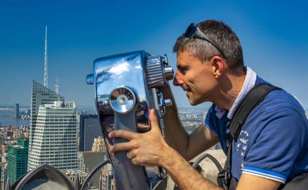 Ein Glücklicher Mann Mit Blick Auf Das New Yorker Panorama — Stockfoto