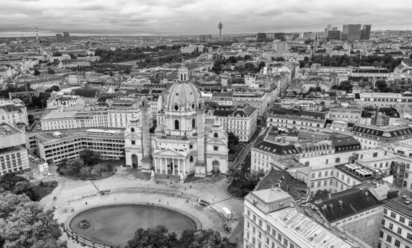 ウィーン オーストリアの空中ビュー 曇りの日にドローンからの中心街や建物 — ストック写真