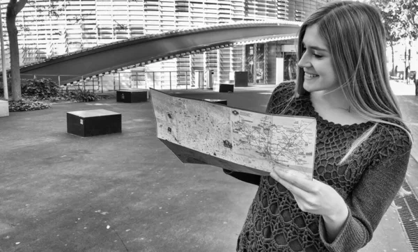 Młoda Dziewczyna Gospodarstwa Zwiedzanie Miasta Mapa Miasta — Zdjęcie stockowe