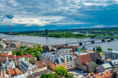Riga, Letonya - 7 Temmuz 2017: Güneşli bir öğleden sonra Riga silueti.