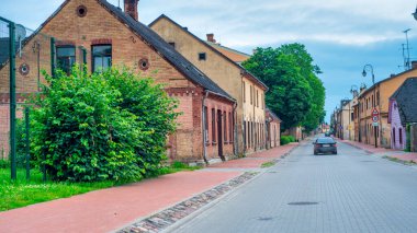 Bauska, Letonya - 11 Temmuz 2017: Bulutlu bir öğleden sonra şehir sokakları ve binaları.