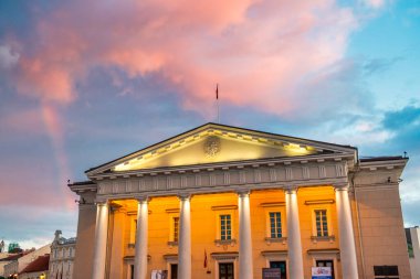 Vilnius, Litvanya - 9 Temmuz 2017: Vilnius şehir merkezindeki eski binalar yaz günbatımında.