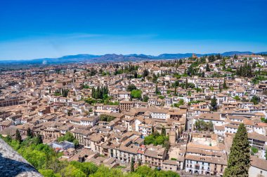 Güneşli bir bahar günü, Endülüs - İspanya 'da, Granada şehrinin hava manzarası