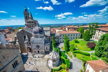 Bergamo Alta 'nın ortaçağ sokakları ve binaları güneşli bir yaz gününde, İtalya.