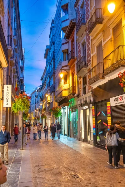 Granada Hiszpania Kwietnia 2023 Turyści Spacerują Nocą Centrum Miasta — Zdjęcie stockowe