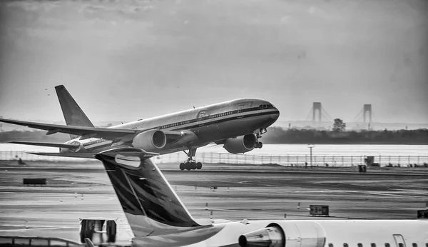 Αεροπλάνο Απογειώνεται Από Αεροδρόμιο Διάδρομο Στο Ηλιοβασίλεμα — Φωτογραφία Αρχείου