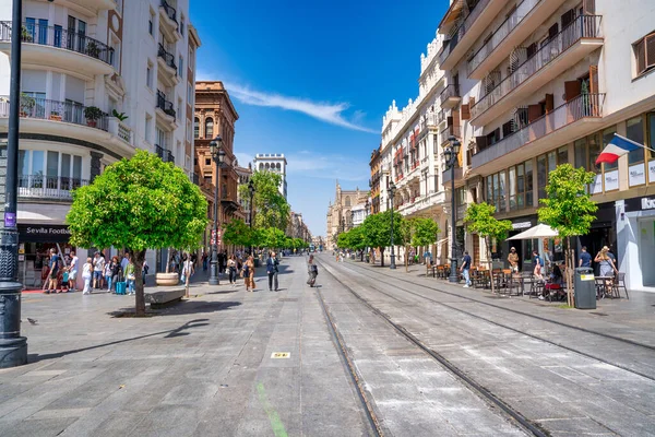 Sevilla Spanje April 2023 Gebouwen Winkels Mensen Calle San Fernando — Stockfoto