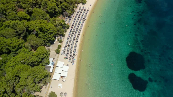 Skiathos Strand Mit Vielen Sonnenschirmen Luftaufnahme Griechenland — Stockfoto