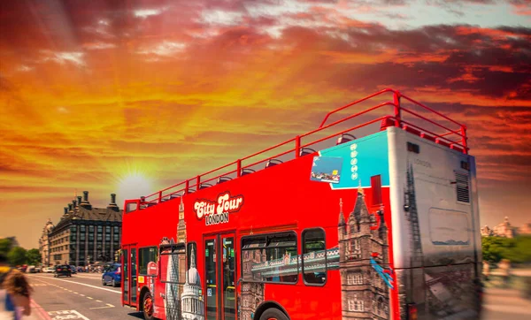 Red Turismo Autobús Turístico Través Londres Atardecer Concepto Turístico —  Fotos de Stock