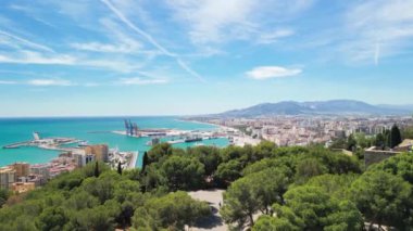 Malaga, Endülüs. İspanya 'nın güzel bir bahar gününde, kaleden şehrin gökyüzü manzarası yükseliyor.