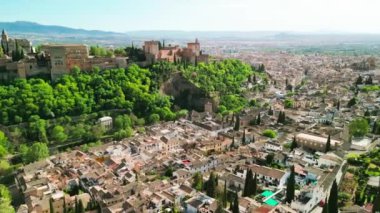 Granada, Endülüs. Şehrin evleri ve caddelerinin havadan görünüşü - İspanya