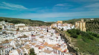 Setenil de las Bodegas, Endülüs 'ün hava manzarası. İspanya 'nın nehrin yukarısında kayalara inşa edilmiş konutları ile ünlüdür.