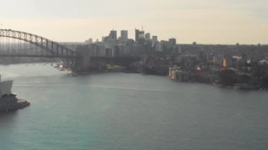 Sydney Harbour Köprüsü arka ışıklandırması, güzel bir yaz sabahı hava manzarası, NSW, Avustralya.