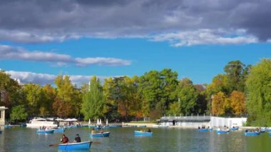 Madrid Park, İspanya 'daki El Retiro Gölü. Göl boyunca tekneler..