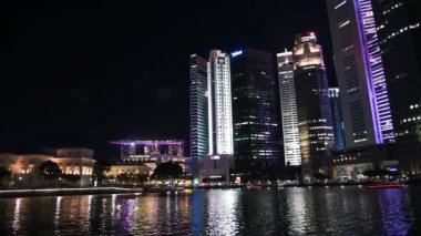 SINGAPORE - 3 HAZİRAN 2020: Ufuk çizgisi manzaralı nehir turu.