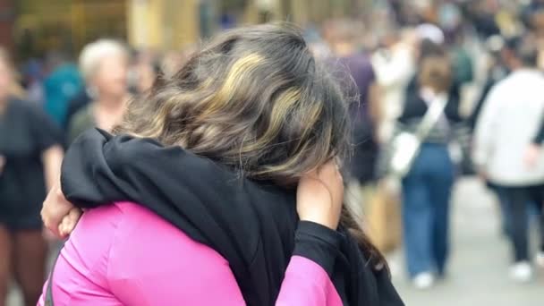 Довге Прощання Між Двома Дівчатами Обійняте Посеред Переповненої Міської Вулиці — стокове відео