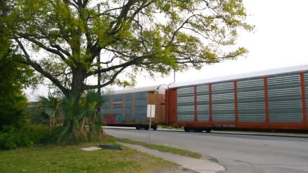Charleston Duben 2018 Dlouhý Vlak Přes Městskou Železnici — Stock video