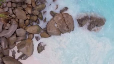 Seyşeller Sahili, güzel güneşli bir günde İHA 'dan hava manzarası.