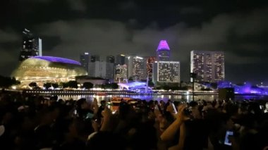 Singapur - 31 Aralık 2019: Geceleri Marina Körfezi bölgesinde kalabalık caddeler havai fişek gösterisi bekleyen insanlarla.