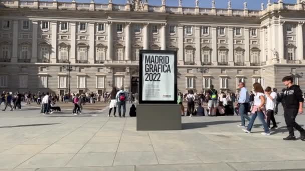 スペイン マドリード 2022年10月29日 王宮前の観光客がオリエンテ広場を歩く — ストック動画