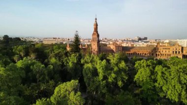 Gün batımında Sevilla 'da Espana Meydanı. Sevilla 'daki İspanyol Meydanı, eski kasaba, İspanya seyahat fotoğrafı. En popüler turistik cazibe.
