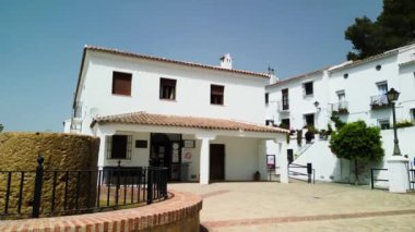 Zahara de la Sierra, Endülüs. Beyazlatılmış evlerin, paslı çatıların ve işlenmiş demir pencere parmaklıklarının havadan görünüşü, İspanya