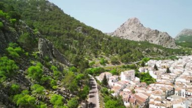 Grazalema, Endülüs. Beyazlatılmış evlerin, paslı çatıların ve işlenmiş demir pencere parmaklıklarının havadan görünüşü, İspanya