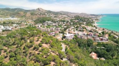 Malaga, Endülüs. İspanya 'nın güzel bir bahar gününde, kaleden şehrin gökyüzü manzarası yükseliyor.