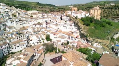 Setenil de las Bodegas, Endülüs 'ün hava manzarası. İspanya 'nın nehrin yukarısında kayalara inşa edilmiş konutları ile ünlüdür.