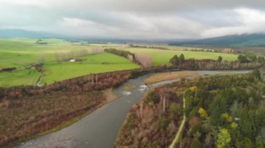 Nehir ve ağaçların havadan görünüşü.