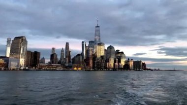 Manhattan şehir merkezinde gün batımında hareket eden bir yolcu gemisinden gökyüzü..