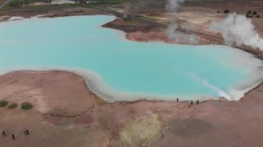 Hver Myvatn Gölü 'nün sıcak jeotermal havuzu. İzlanda mavi su buharı, hava manzarası.
