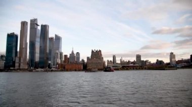 Manhattan 'ın modern silueti Hudson Nehri' ndeki hareketli bir tekneden.