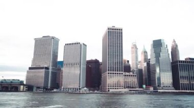 Hudson Nehri 'ndeki hareketli bir tekneden modern Manhattan silueti, yavaş çekim..