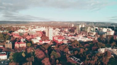 Avustralya, Alacakaranlıkta İHA 'dan Adelaide panoramik görüntüsü.