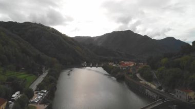 Devils Bridge-Ponte della Maddalena 'nın yukarıdan görünüşü, Lucca kasabası yakınlarındaki Serchio Nehri' ni geçen bir köprüdür..