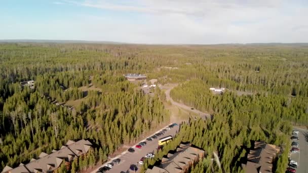 Удивительный Панорамный Вид Воздуха Озеро Йеллоустоун Деревьями Парковкой Автомобилей Вайоминг — стоковое видео
