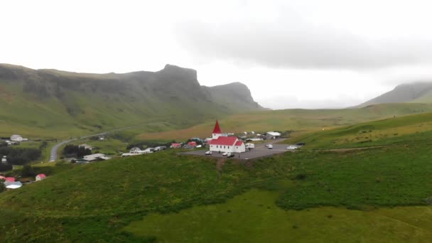 Приближение Красной Церкви Вик Мирдал Вид Воздуха Город Исландия — стоковое видео