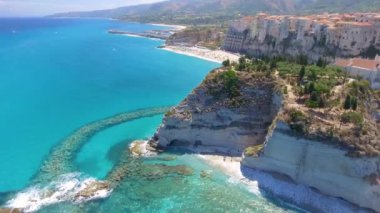 İtalya 'daki Calabrian kıyı şeridinin havadan görüntüsü. Havadaki tropez.