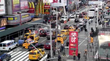 NEW YORK ŞEHRİ - Aralık 2018: Times Meydanı 'nda kış günü şehir trafiğinin hava görüntüsü.
