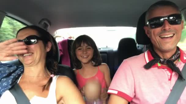 Neşeli Genç Geleneksel Ailenin Uzun Bir Araba Yolculuğu Var Yaz — Stok video