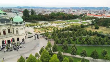 Johann Lukas von Hildebrandt tarafından Savoy Prensi Eugene 'in yazlık evi olarak inşa edilen Viyana' daki ünlü Schloss Belvedere 'nin hava manzarası..