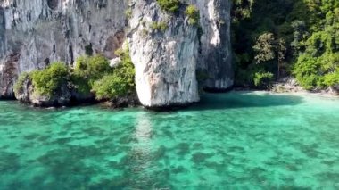 Phi Phi Don, Tayland 'ın inanılmaz kıyı şeridi. Güneşli güzel bir günde kristal berrak okyanusla hava manzarası..